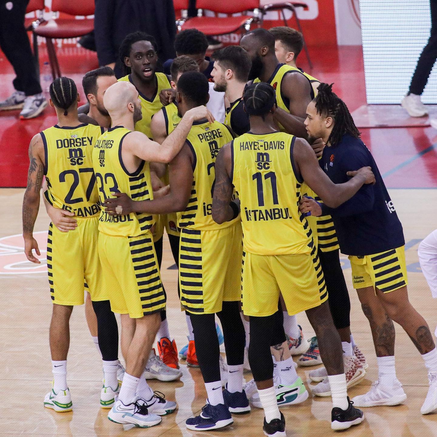 阿斯顿维拉在埃梅里带领下强势冲击英超争冠，与阿森纳激烈争夺榜首。（埃梅里率领阿斯顿维拉强势冲击英超冠军，与阿森纳上演榜首对决）