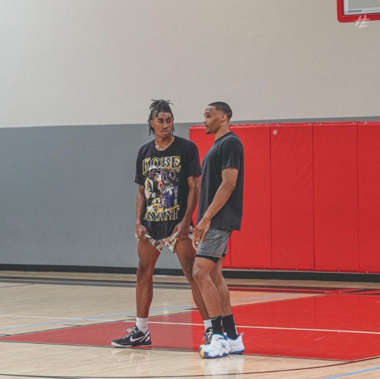 邓弗里斯：希望两到三周内复出，我们的球队就像一个大家庭（邓弗里斯：争取两三周内复出，球队如同一个大家庭）