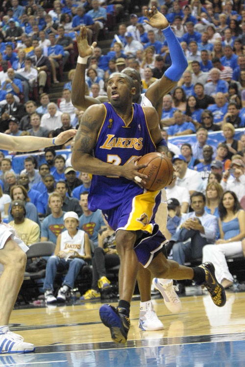 名宿：在我看来莱奥是边锋不是前锋；他配得上米兰10号球衣（名宿：莱奥是边锋非前锋，配得上米兰10号）