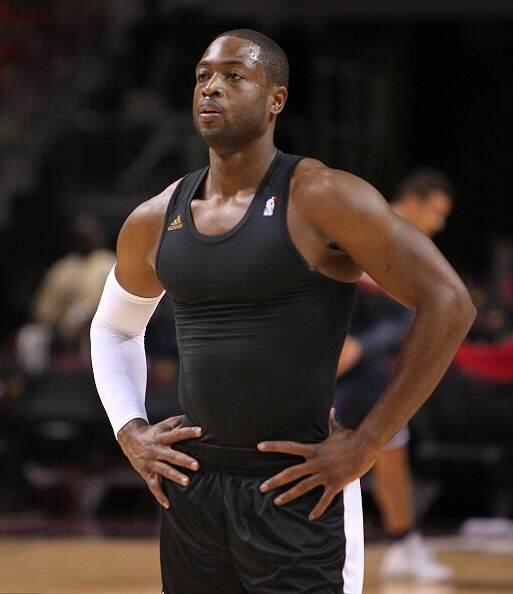 詹姆斯背后传球制造得分机会（詹姆斯背后妙传创造得分良机）