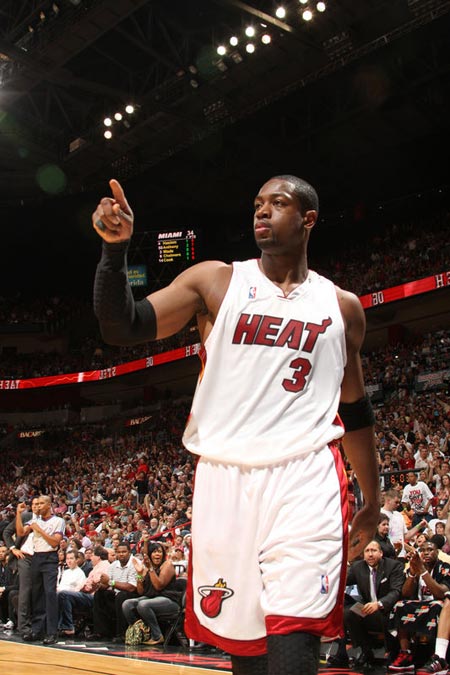 欧文突破防守连续得分（欧文强突防线连取分）