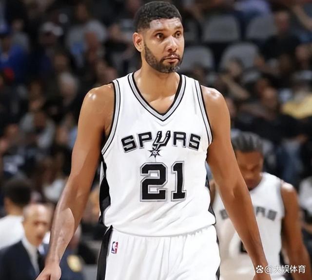 米体：将有一万名左右的那不勒斯球迷远征罗马，警方压力很大（米体：近万名那不勒斯球迷将客赴罗马，警方安保压力陡增）