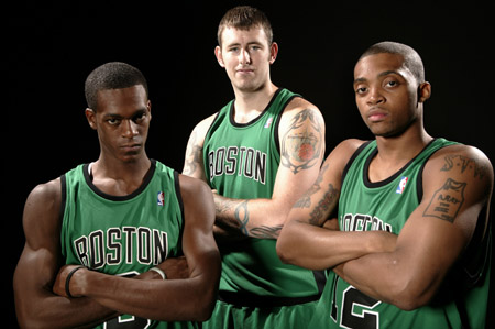 欧冠前瞻：皇马教练阿隆索生死战，曼城对西甲队豪取四连胜（欧冠前瞻：阿隆索率皇马迎生死关，曼城对西甲球队已豪取四连胜）