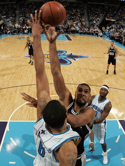 2025赛季，成都蓉城以红焰为刃、热血为甲，在三...（2025赛季，成都蓉城执赤焰为锋、披热血为甲，在三...）